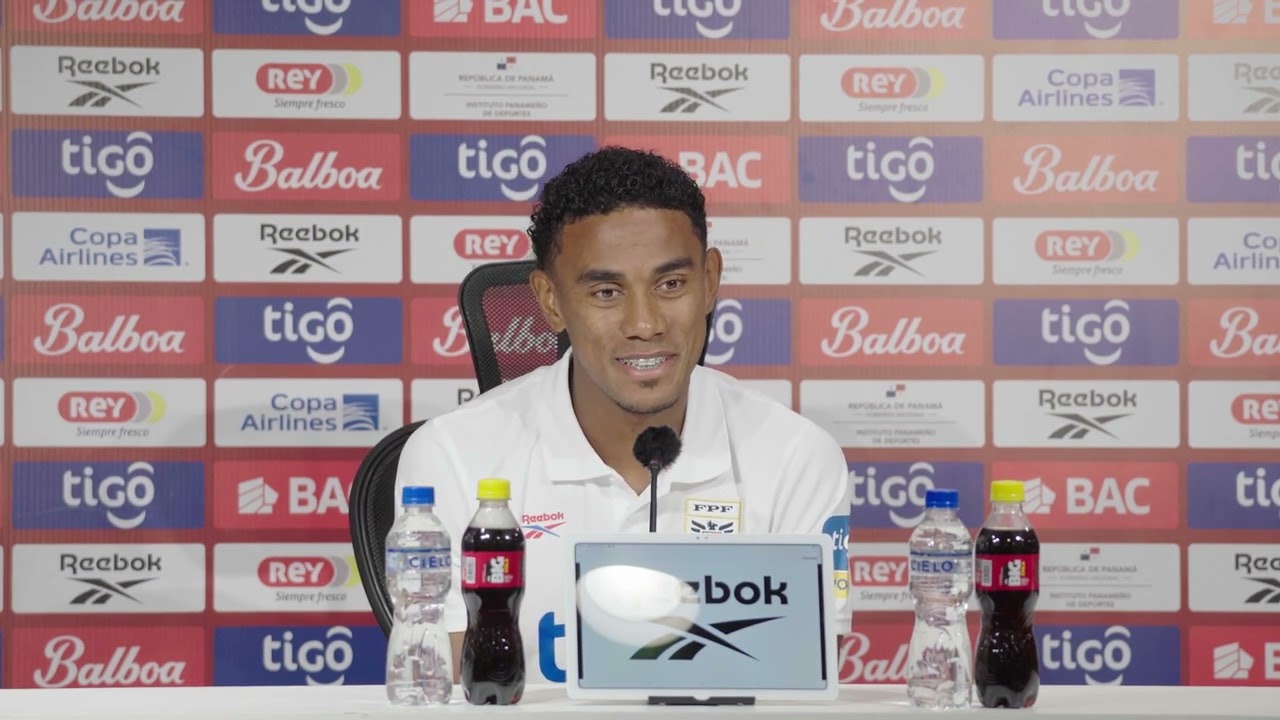 Édgar Joel Bárcenas habla con la prensa en conferencia de prensa.