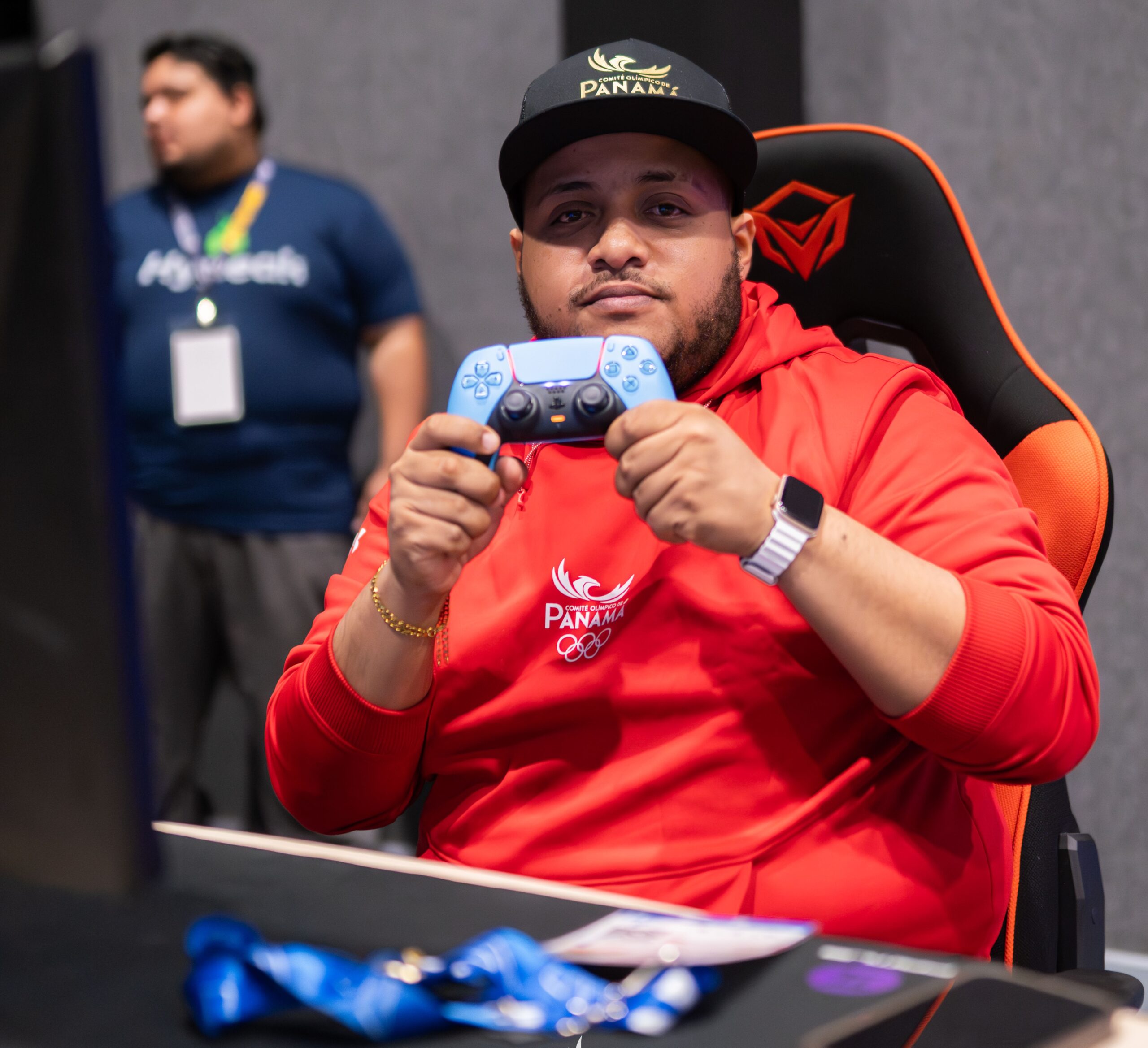 Michael Lawson posa antes las cámaras después de ganar la histórica medalla de oro en la modalidad de Esport en Guatemala 2025.