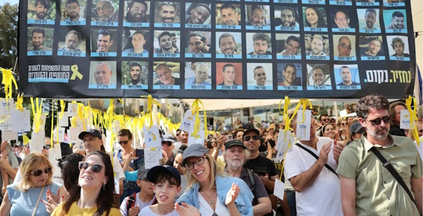 Los familiares de los rehenes pidieron al Gobierno israelí que suspenda el acuerdo de alto el fuego con Hamás si el grupo islamista no entrega a los secuestrados muertos que quedan en la Franja de Gaza.