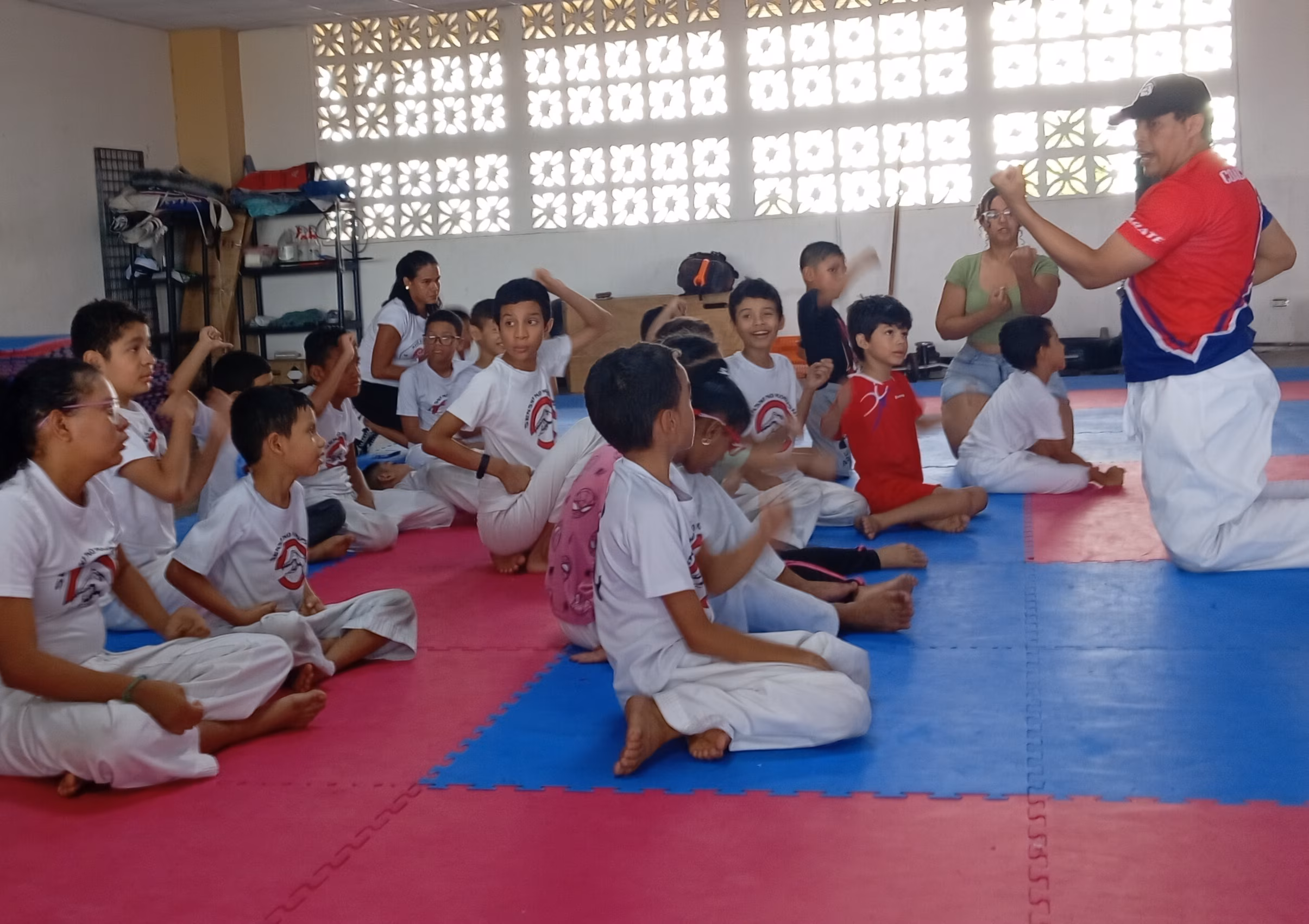 integrantes de FUNDESEN en el tatami con el sensein Eduardo Frías recibiendo Instrucciones