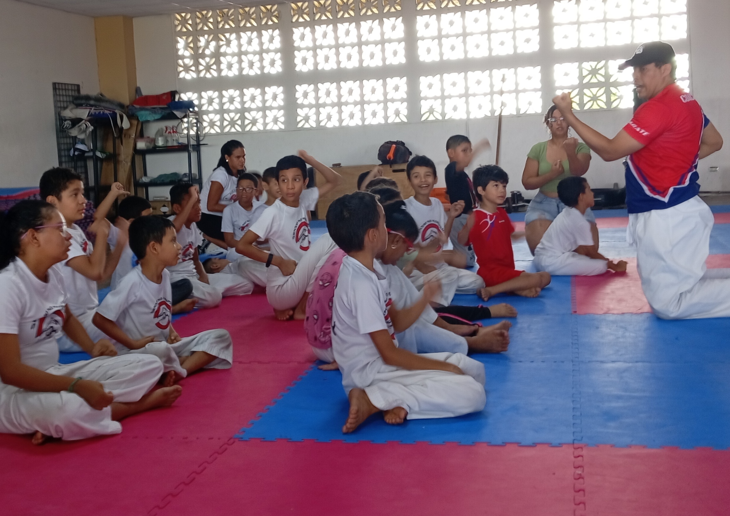 integrantes de FUNDESEN en el tatami con el sensein Eduardo Frías recibiendo Instrucciones