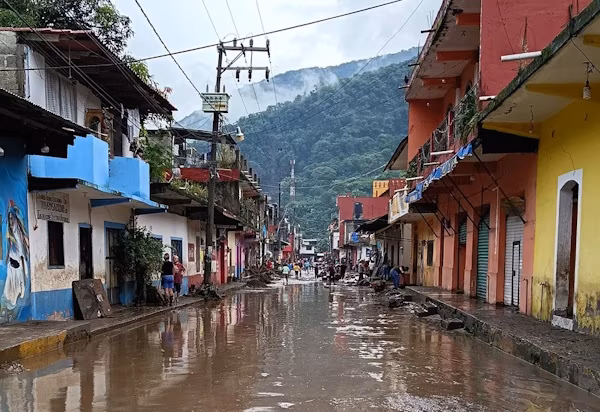 Fuertes lluvias dejan muertes y graves daños en México.