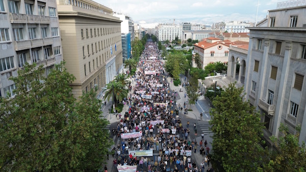 Grecia en huelga porque principales sindicatos del país exigen al Gobierno retirar el proyecto de ley para ampliar la jornada laboral hasta 13 horas diarias.