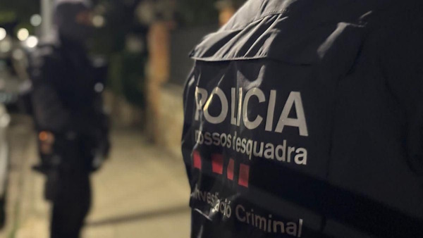 La Guardia Urbana de Lleida detuvo en la ciudad a un hombre de 40 años como presunto autor de la violación de su hija, de unos 20, ante otro hijo, de 8 años. Esto es en Cataluña, España