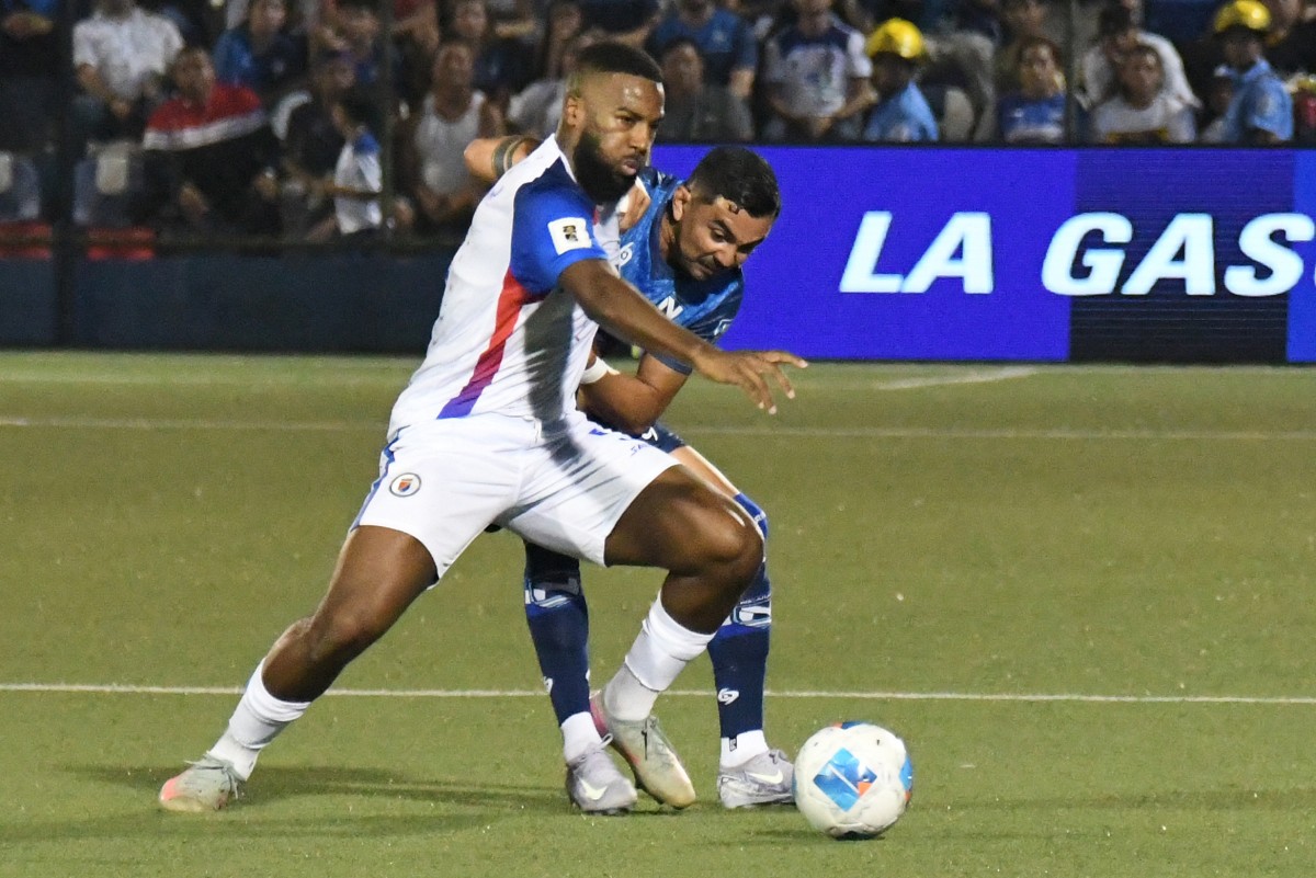 Jugador de Haití se disputa el balón con jugador de Nicaragua en partido de Eliminatoria.