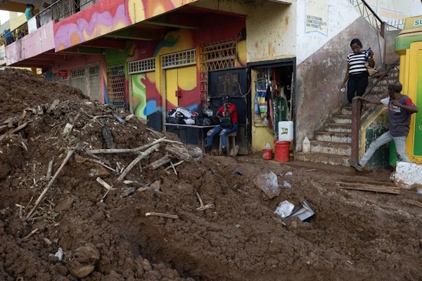 Al menos 19 personas han muerto en Jamaica debido al paso del devastador huracán Melissa, que impactó la isla como ciclón de categoría 5, causando inundaciones y graves daños en su infraestructura.
