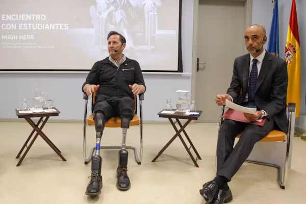 El investigador estadounidense Hugh Herr, pronosticó que los avances en el desarrollo tecnológico y la producción individualizada permitirán reducir los costes de producción de prótesis biomecánicas y comercializarlas a precios más asequibles.