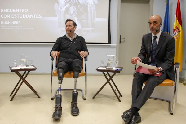 El investigador estadounidense Hugh Herr, pronosticó que los avances en el desarrollo tecnológico y la producción individualizada permitirán reducir los costes de producción de prótesis biomecánicas y comercializarlas a precios más asequibles.