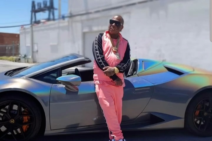 Leavitt Eduardo Zambrano, conocido artísticamente como Japanese, falleció a los 54 años de edad y fue un cantante panameño que marcó un antes y un después en la historia del género urbano en Panamá.