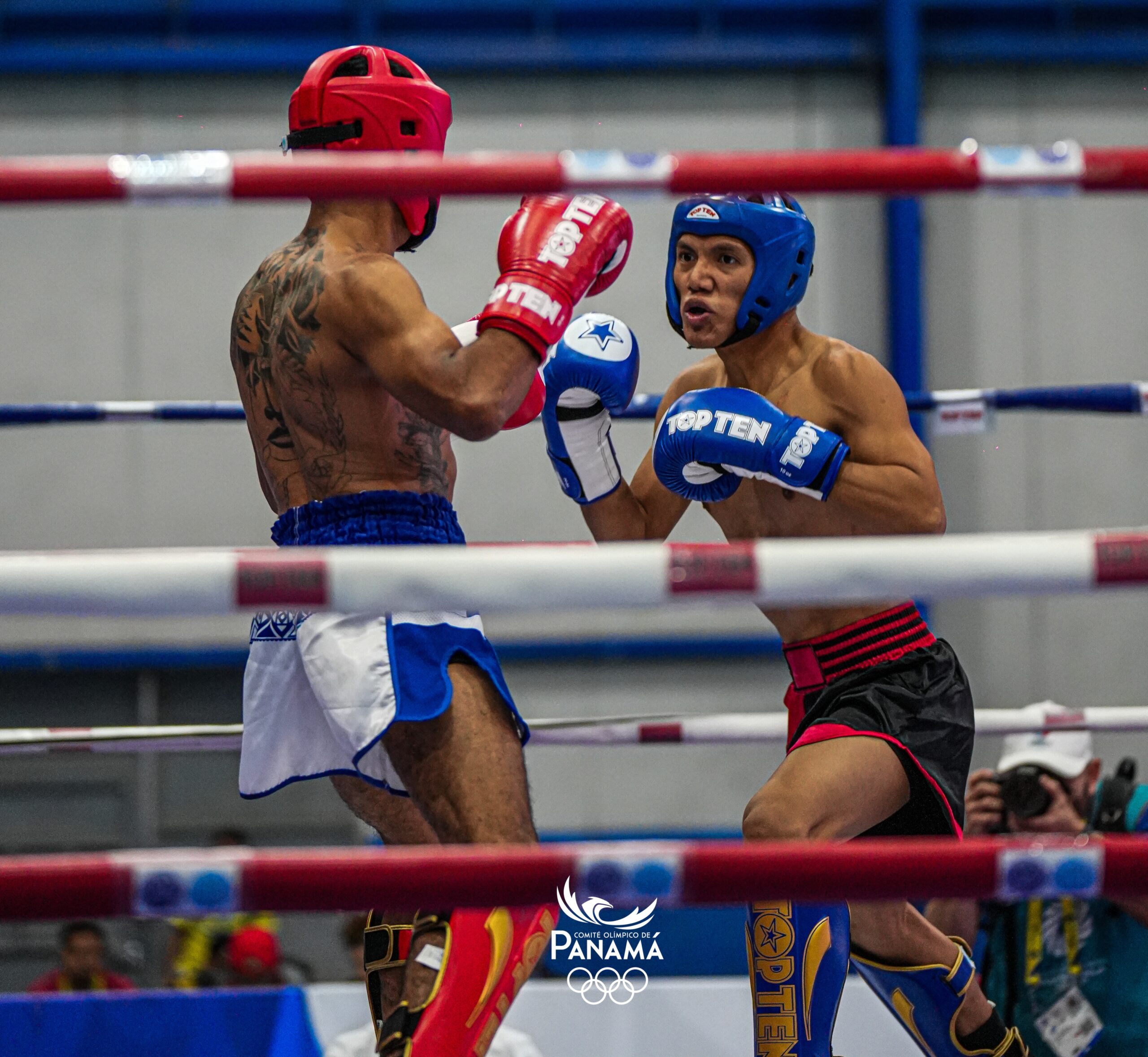 Samuel Díaz trepado en el cuadrilatero en acción con su rival llevándose la medalla de bronce.