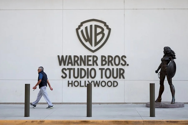 El conglomerado estadounidense Warner Bros. Discovery, informó recientemente, que evalúa una posible venta de la compañía, tras recibir muestras de interés por parte de otras empresas.