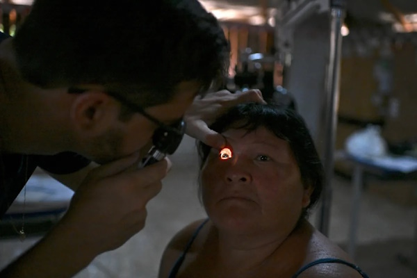 Un equipo de 32 dentistas y oftalmólogos voluntarios llegaron a la Tierra Indígena del Xingu, en Brasil, para brindar atención médica con tecnología de punta a las aldeas más apartadas. Son los "Doctores de la Amazonía".