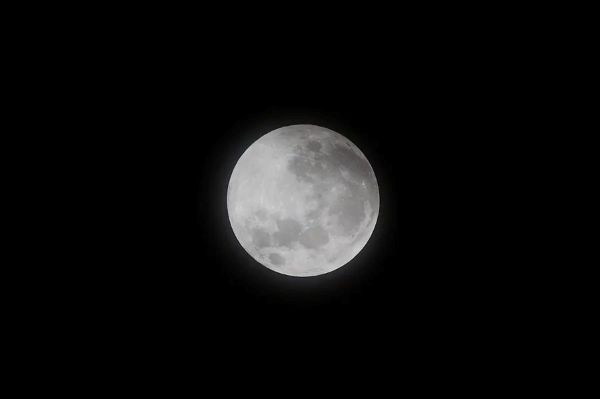 Científicos chinos descubren que la Luna tiene dos mantos.