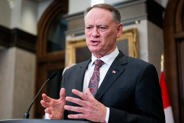 El ministro de Defensa de Canadá, David McGuinty, justificó la instalación de un sistema avanzado de detección de misiles en el Ártico, por la amenaza que representa el nuevo armamento de "estados malignos".