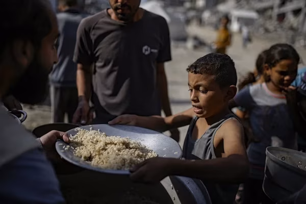 Extremistas de derecha israelíes bloquearon el ingreso de camiones con ayuda humanitaria destinada a la población hambrienta de Gaza, cerca del paso fronterizo de Kerem Shalom, donde se registraron incidentes que dejaron al menos dos detenidos.