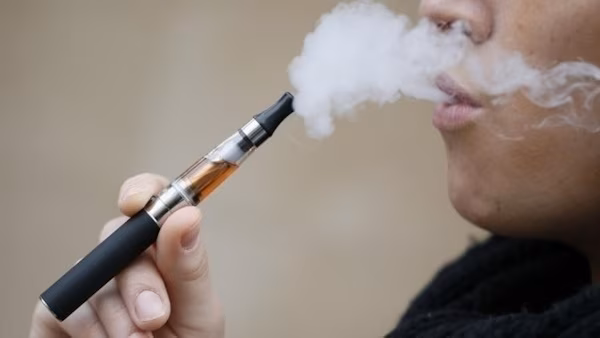 Al menos quince millones de jóvenes de entre 13 y 15 años fuman cigarrillos eléctrónicos en el mundo y en promedio el riesgo que comiencen a hacerlo es nueve veces mayor que entre adultos, alerta la OMS.