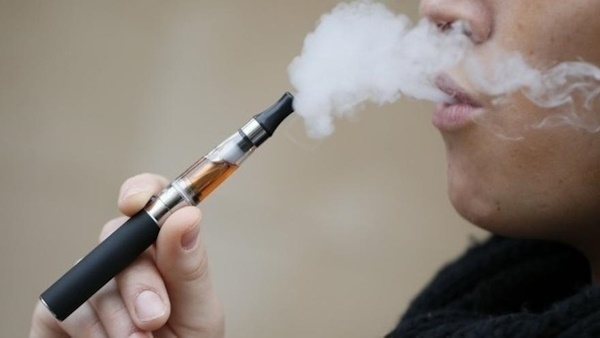 Al menos quince millones de jóvenes de entre 13 y 15 años fuman cigarrillos eléctrónicos en el mundo y en promedio el riesgo que comiencen a hacerlo es nueve veces mayor que entre adultos, alerta la OMS.