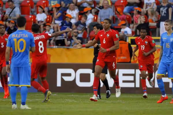 Panameños disputando el balón con los Ucranianos en partido del Mundial.