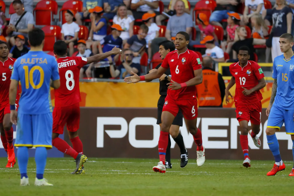 Panameños disputando el balón con los Ucranianos en partido del Mundial.
