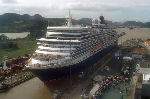 Crucero "Queen Elizabeth transita por el canal de Panamá.