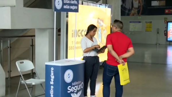 Orientadora "Mi Retiro seguro" atiende a usuario del Metro.