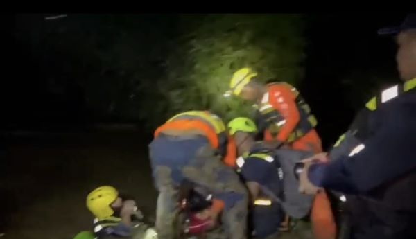 Momentos en el que rescatan a un niño.