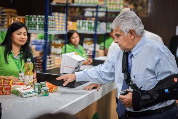 Mulino conversa con las cajeras y pregunta precio de los productos.