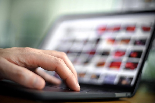 Un hombre de 52 años ha sido detenido en la ciudad italiana de Venecia (norte) acusado de generar con Inteligencia Artificial (IA) más de 900 imágenes pornográficas de menores, informó la Policía italiana.