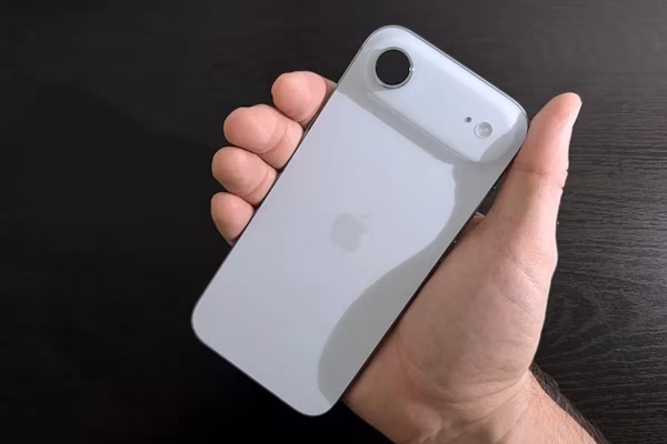 El consejero delegado de Apple, Tim Cook, anunció el lanzamiento del iPhone Air en China continental el 22 de octubre, coincidiendo con la entrada en vigor de los servicios de tarjetas electrónicas eSIM.