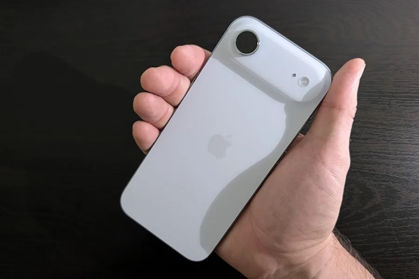 El consejero delegado de Apple, Tim Cook, anunció el lanzamiento del iPhone Air en China continental el 22 de octubre, coincidiendo con la entrada en vigor de los servicios de tarjetas electrónicas eSIM.