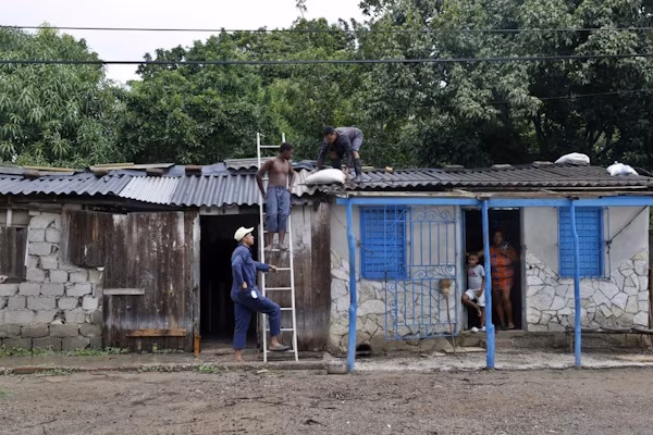 El Instituto de Meteorología (INSMET) de Cuba constató un cierto debilitamiento del potente huracán Melissa a su paso por el oriente de la isla, aunque advirtió que sigue siendo un peligroso categoría 3 (de 5) en la escala Saffir-Simpson.