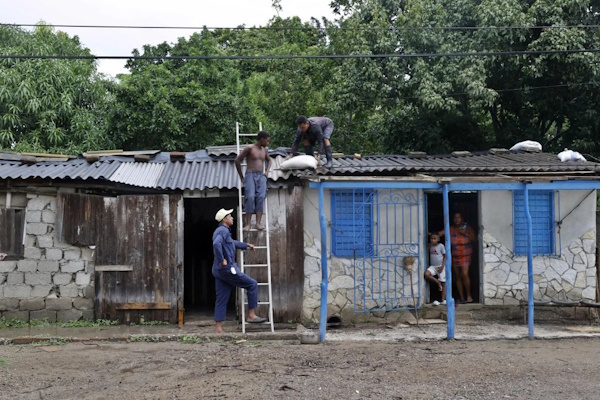 El Instituto de Meteorología (INSMET) de Cuba constató un cierto debilitamiento del potente huracán Melissa a su paso por el oriente de la isla, aunque advirtió que sigue siendo un peligroso categoría 3 (de 5) en la escala Saffir-Simpson.