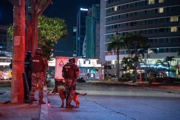 Personas heridas y un muerto por explosión de coche bomba en importante centro comercial y un edificio de oficinas de la familia del presidente de Ecuador, Daniel Noboa.