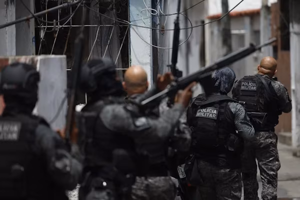 Al menos veinte personas murieron y medio centenar fueron detenidas en medio de una gran operación policial contra el Comando Vermelho, una de las más poderosas bandas del crimen organizado de Río de Janeiro.
