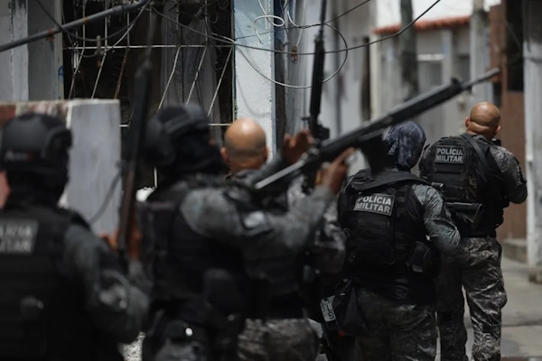 Al menos veinte personas murieron y medio centenar fueron detenidas en medio de una gran operación policial contra el Comando Vermelho, una de las más poderosas bandas del crimen organizado de Río de Janeiro.