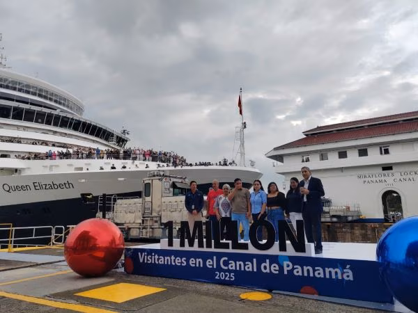 1 millón de panameños visitaron el canal de Panamá.
