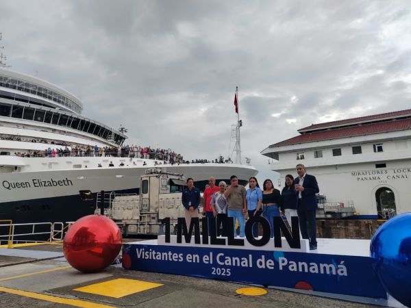 1 millón de panameños visitaron el canal de Panamá.