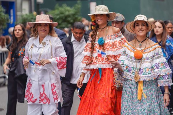 La Primera Dama y La Ministra de Cultura encabezaron el desfile.