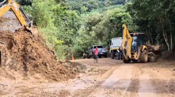 Continúan labores de limpieza en Boquete tras lluvias.
