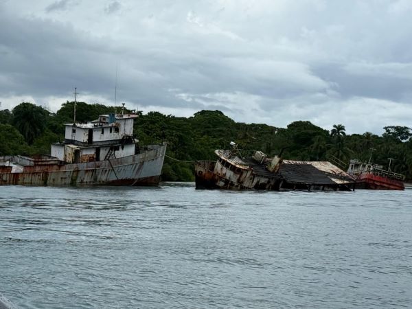 Embarcaciones abandonadas en las Costas colonenses.