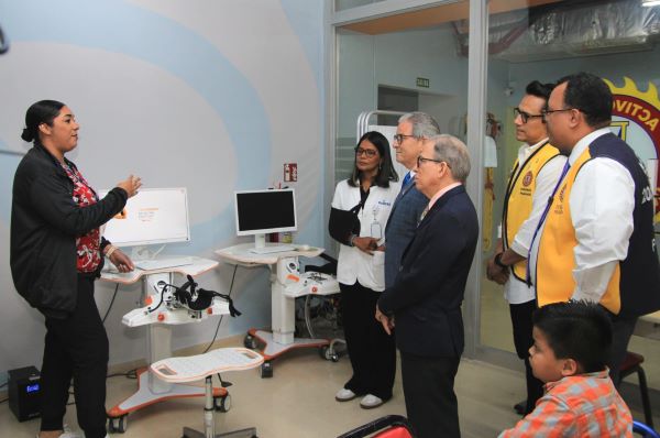 Ministro de salud visita instalaciones del INMFRE.