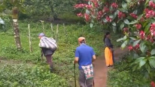 Residentes en la zona trasladan los cuerpos de las menores ahogadas.