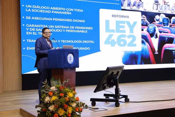 Director de la Caja de Seguro Social explica el uso de nuevas herramientas digitales.