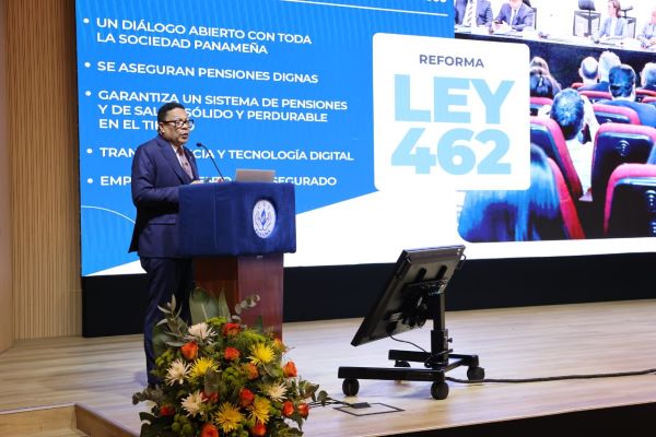 Director de la Caja de Seguro Social explica el uso de nuevas herramientas digitales.