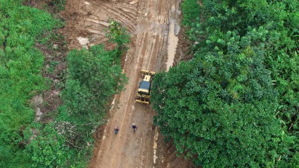 Reparan caminos en la cuenca del río Indio.
