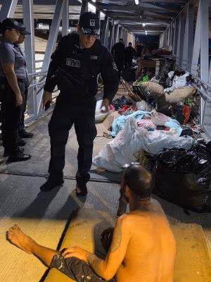 Autoridades desalojan habitantes de calles que Vivian en Puente de San Miguelito.