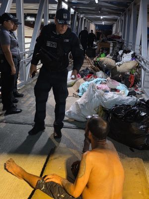 Autoridades desalojan habitantes de calles que Vivian en Puente de San Miguelito.
