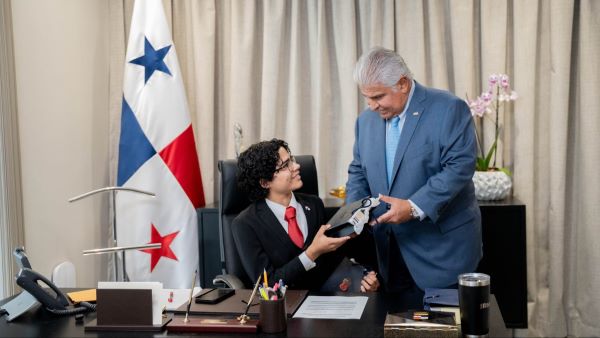 Estudiante panameños asume la presidencia de la República, por un día.