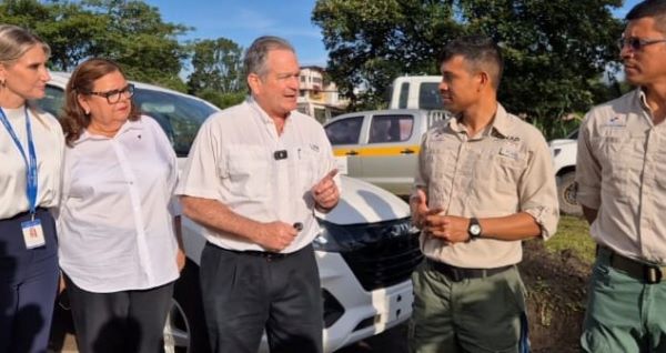 Ministro Navarro entrega autos a Municipios cercanos a Coiba.
