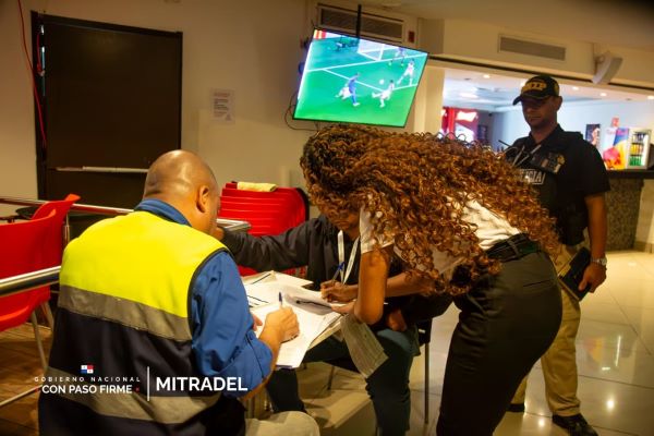 Inspectores de Mitradel detectan a extranjeros laborando sin permiso.